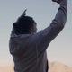 L'acteur Jason Momoa crie au ciel pendant le tournage de Dune.